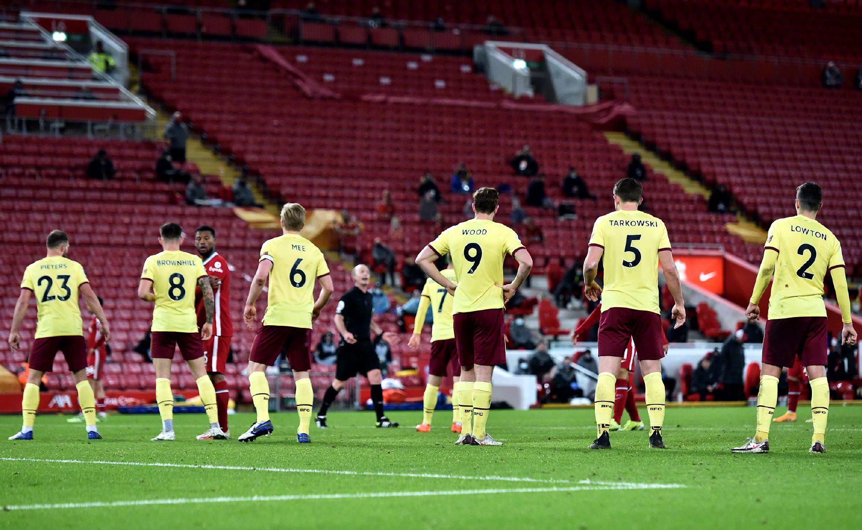 他在攻防两 他在攻防两